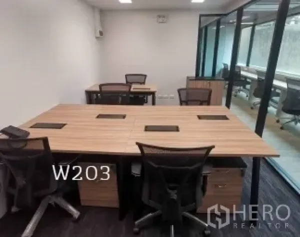 สำนักงาน ให้เช่าในKhlong Toei, Bangkok - พื้นที่สำนักงานขนาดกะทัดรัด โต๊ะทำงานรวม เก้าอี้ตาข่าย ผนังกระจกแสงธรรมชาติ