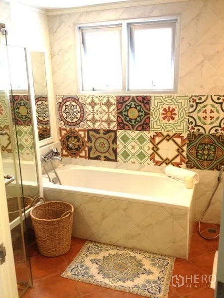 คอนโด ให้เช่าในPathum Wan, Bangkok - ห้องน้ำพร้อมอ่างอาบน้ำและกระเบื้องลวดลายสีสันสดใส