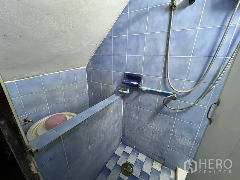 อาคารพาณิชย์ ขายในPhra Khanong, Bangkok - ห้องน้ำปูกระเบื้องสีน้ำเงินกะทัดรัด พร้อมฝักบัวใต้มุมเพดานลาด