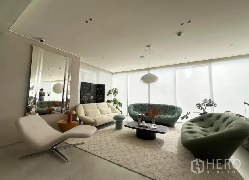 零售空间 出租 - 现代客厅展示，雕塑感沙发与大地毯。