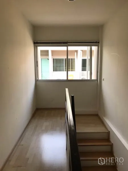 ทาวน์เฮาส์ ให้เช่าในSuan Luang, Bangkok - โถงบันไดรับแสงธรรมชาติจากหน้าต่างชั้นบน