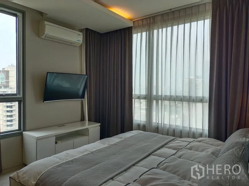 คอนโด ให้เช่าในWatthana, Bangkok - ห้องนอนมุมห้องมีทีวีแขวน ผ้าม่านโปร่ง และหน้าต่างพาโนรามา