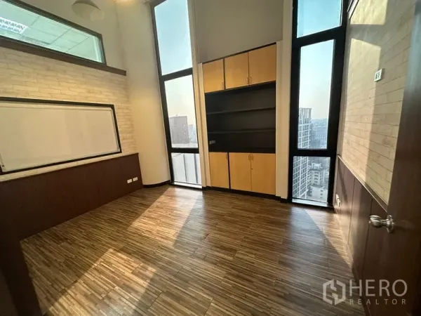 สำนักงาน ให้เช่า - ห้องทำงานรับแสงธรรมชาติ พื้นลายไม้ หน้าต่างสูง ตู้บิวท์อินและไวท์บอร์ด มุมมองวิวเมืองกรุงเทพฯ