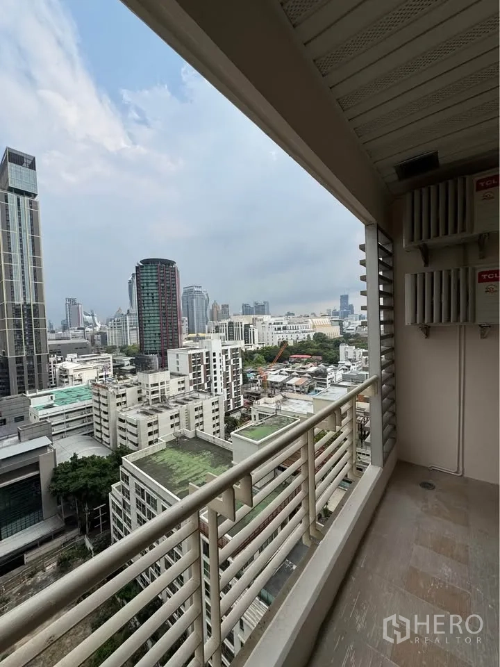 คอนโด for rent in Ratchathewi, Bangkok - ระเบียงมีหลังคาและราวกันตก มองเห็นวิวใจกลางกรุงเทพฯ