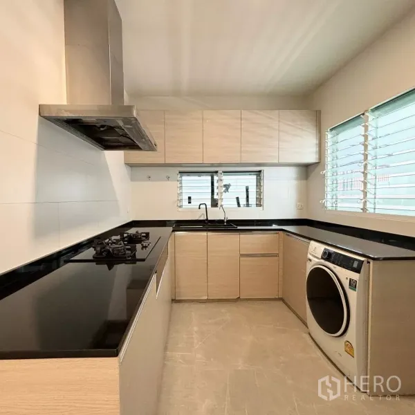 บ้าน ให้เช่าหรือขายในPrawet, Bangkok - ครัวไทยแยกเป็นสัดส่วน เคาน์เตอร์หินสีดำ เตาแก๊ส ฮูดสเตนเลส และช่องลมหน้าต่าง