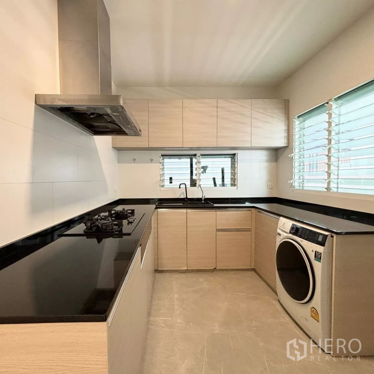 บ้าน ให้เช่าหรือขายในPrawet, Bangkok - ครัวไทยแยกเป็นสัดส่วน เคาน์เตอร์หินสีดำ เตาแก๊ส ฮูดสเตนเลส และช่องลมหน้าต่าง