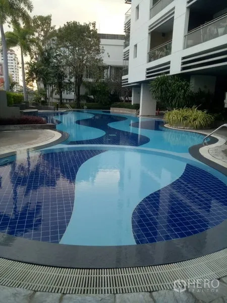 Condominium for rent or sale in Sathon, Bangkok - Condominium outdoor swimming pool with blue mosaic tiles and landscaped garden.