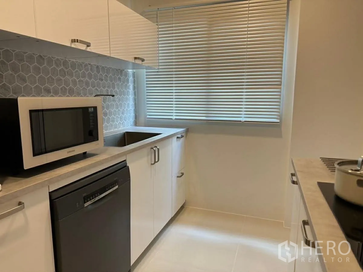 บ้านเดี่ยว for rent in Bang Phli, Samut Prakan - ครัวสว่างพร้อมอ่างล้างจาน เครื่องล้างจาน และมู่ลี่หน้าต่าง