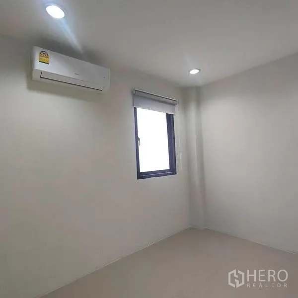 สำนักงานที่บ้าน ให้เช่าในPhra Khanong, Bangkok - ห้องขนาดกะทัดรัด มีหน้าต่าง มู่ลี่ และเครื่องปรับอากาศ