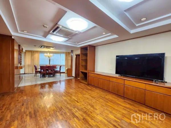 คอนโด ให้เช่าในKhlong Toei, Bangkok - ห้องนั่งเล่นเชื่อมส่วนทานอาหารพร้อมโคมระย้า ผ้าม่าน และพื้นไม้จริงกว้างขวาง