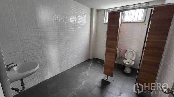 货栈 出租在Ban Phaeo, Samut Sakhon - 卫生间另一角度，通体瓷砖，两个隔间与挂墙式洗手盆