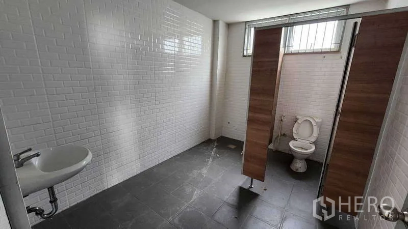 货栈 出租在Ban Phaeo, Samut Sakhon - 卫生间另一角度，通体瓷砖，两个隔间与挂墙式洗手盆