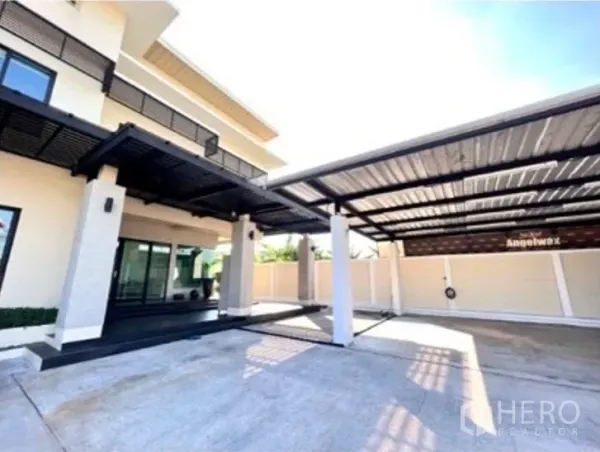 คลังสินค้า ให้เช่าในBang Phli, Samut Prakan - ลานคอนกรีตกว้าง มีหลังคาคลุมสำหรับขนถ่ายและที่จอดรถ