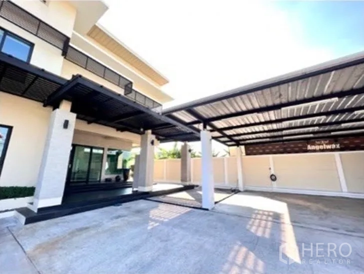 คลังสินค้า ให้เช่าในBang Phli, Samut Prakan - ลานคอนกรีตกว้าง มีหลังคาคลุมสำหรับขนถ่ายและที่จอดรถ