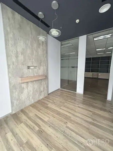 สำนักงาน ให้เช่า - ห้องทำงานส่วนตัว เพดานแขวนโคม ไม้พื้น และประตูกระจก