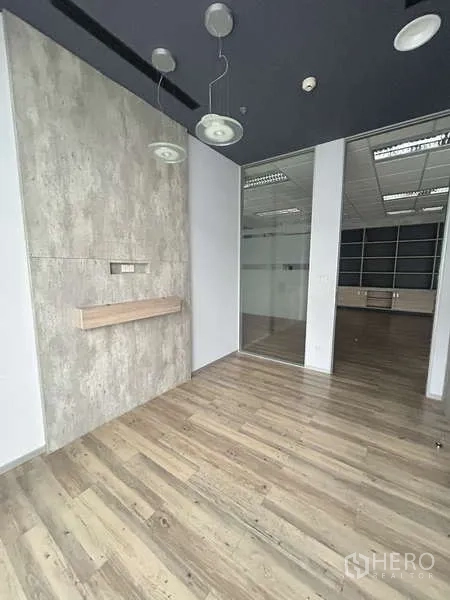 สำนักงาน ให้เช่า - ห้องทำงานส่วนตัว เพดานแขวนโคม ไม้พื้น และประตูกระจก