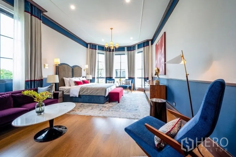 บ้าน ขายในBang Kapi, Bangkok - ห้องมาสเตอร์กว้าง มุมนั่งเล่น เพดานสูง และพื้นไม้โทนอุ่น