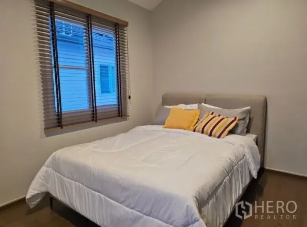 独立式住宅 出租 - 温馨次卧，双人床与百叶窗，简约配色。