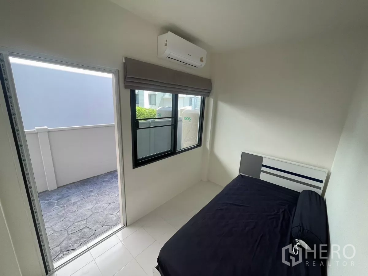 独立式住宅 出租在Bang Phli, Samut Prakan - 保姆房紧凑，单人床、空调并可通往服务庭院。