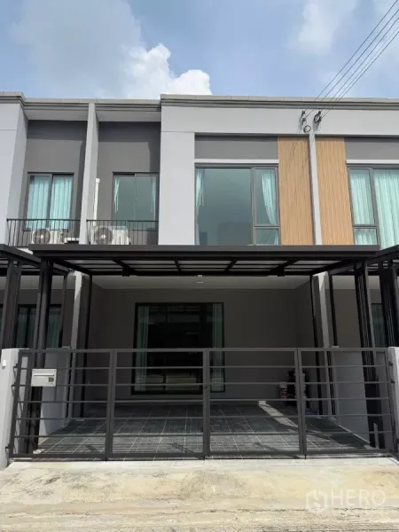 Townhouse for rent in Bang Phli, Samut Prakan - Modern two-storey townhouse facade with gated covered carport in Bang Phli.