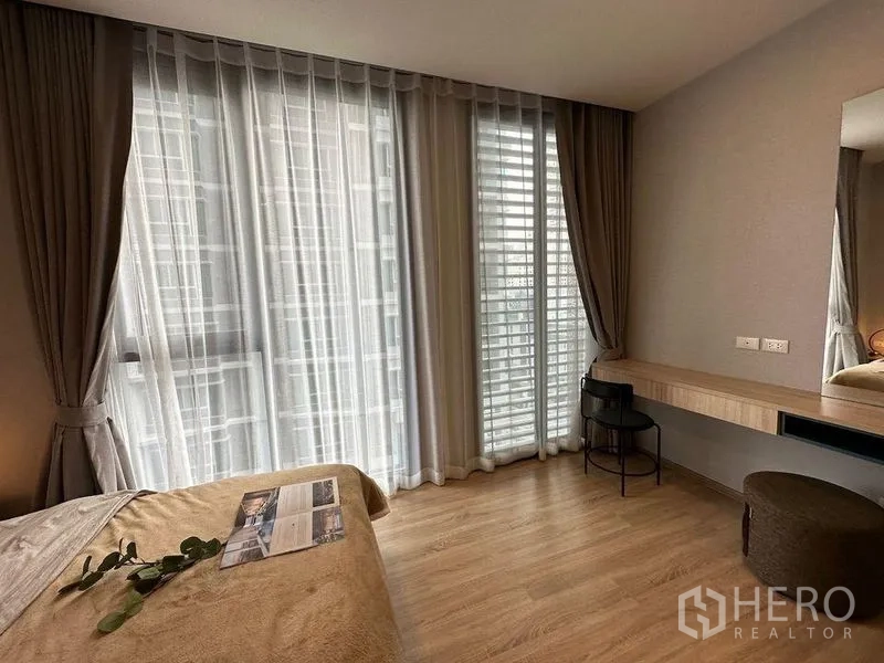 公寓 出租在Ratchathewi, Bangkok - 主卧配纱帘、长妆台与阳台落地门。