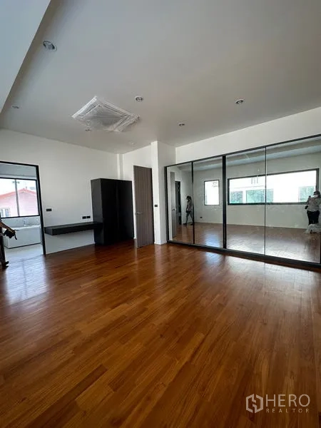 บ้าน ให้เช่าในWatthana, Bangkok - ห้องนอนมาสเตอร์กว้าง พื้นไม้ ตู้กระจก และแสงธรรมชาติเข้าเต็มที่