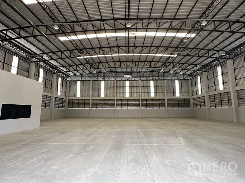 货栈 出租在Bang Phli, Samut Prakan - 开放存储空间，采光天窗、通风百叶与预留电力管线。