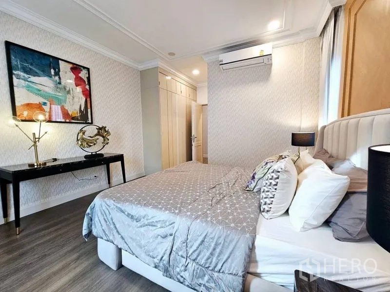 บ้าน ให้เช่าหรือขายในSaphan Sung, Bangkok - ห้องนอนแขกพร้อมงานศิลป์ ตู้เสื้อผ้าบิลต์อิน และโต๊ะทำงาน