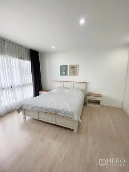 ทาวน์เฮาส์ ให้เช่าในPrawet, Bangkok - ห้องนอนสว่าง หน้าต่างบานใหญ่ ผ้าม่านโปร่ง เตียงคู่ และโต๊ะข้างเตียง