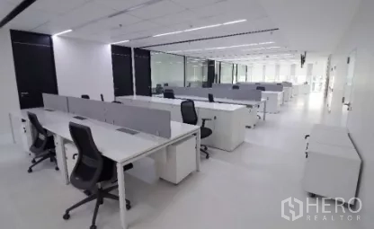 สำนักงาน ให้เช่าในChatuchak, Bangkok - พื้นที่สำนักงานเปิดขนาดใหญ่ โต๊ะแบบเบนช์ มีฉากกั้นและตู้ลิ้นชัก