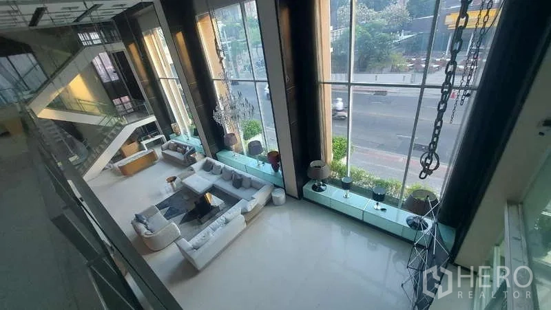 零售空间 出租在Watthana, Bangkok - 白色展厅，内置展示墙与室内楼梯