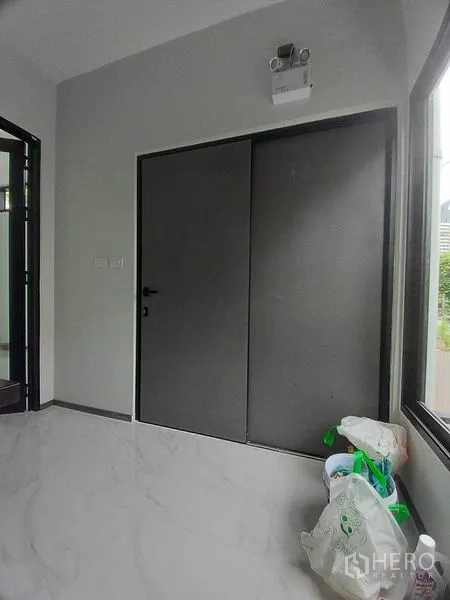 零售空间 出租在Khlong Toei, Bangkok - 店内灰色推拉门与窗户的室内视角