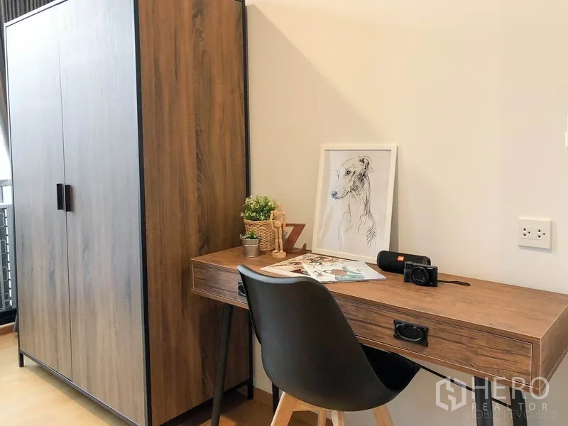 คอนโด ให้เช่าหรือขายในBang Rak, Bangkok - มุมนั่งทำงานที่บ้าน โต๊ะไม้ เก้าอี้สีดำ และตู้เสื้อผ้า