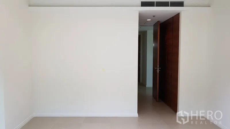 คอนโด ขายในKhlong San, Bangkok - ผนังเรียบสไตล์มินิมอลกับประตูไม้และระบบแอร์ฝังฝ้า