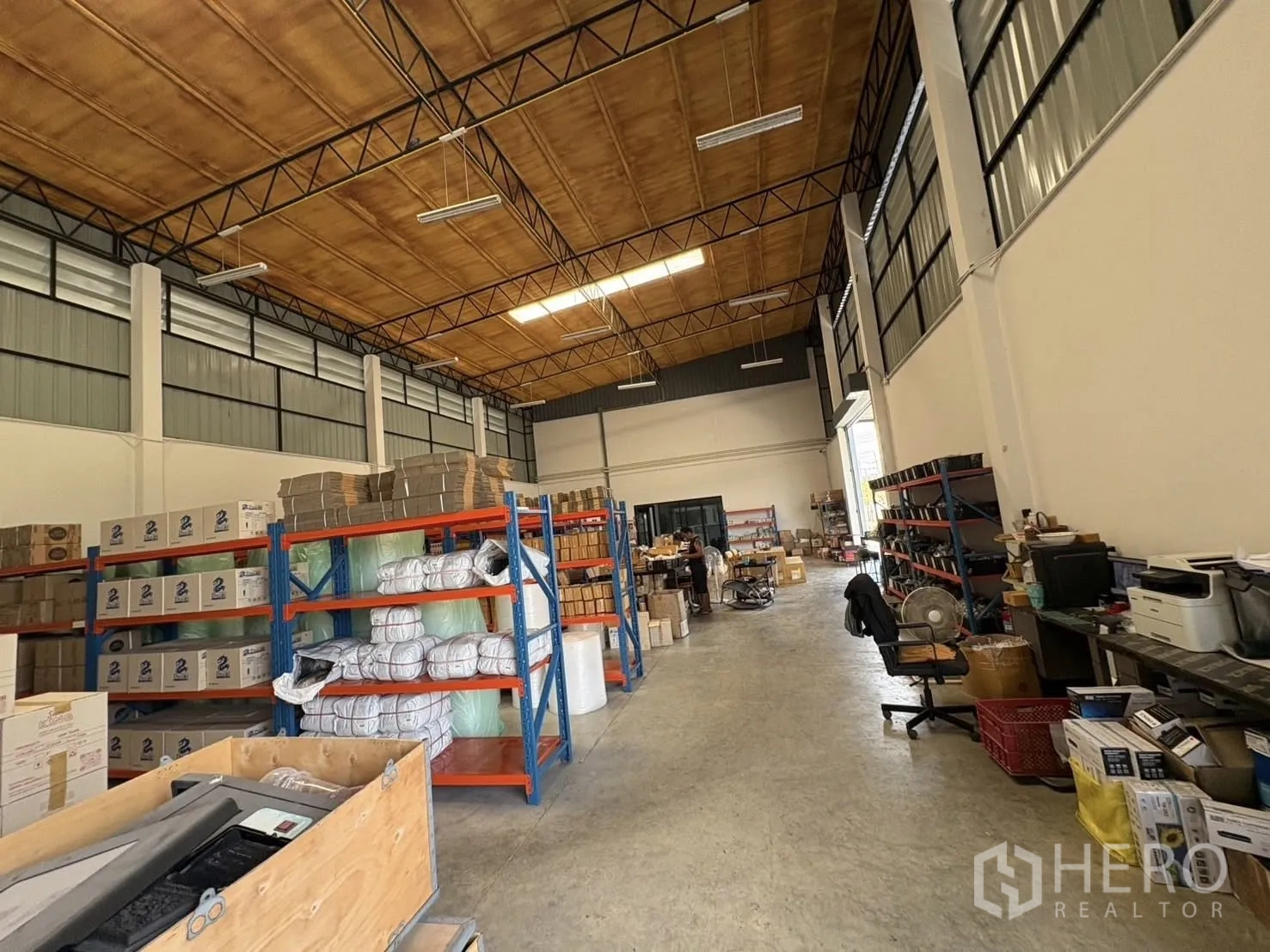 โรงงาน for rent or sale in Bang Len, Nakhon Pathom - ทางเดินในโกดังพร้อมชั้นวางสินค้า ไฟฟลูออเรสเซนต์ และพื้นคอนกรีตขัดมัน