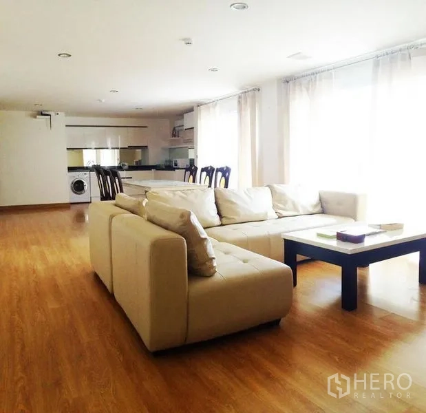 คอนโด ให้เช่าในKhlong Toei, Bangkok - โซนนั่งเล่นกว้างเชื่อมต่อพื้นที่รับประทานอาหารและครัวแบบบิวท์อินด้านหลัง