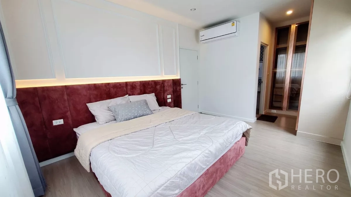 บ้าน ให้เช่าในLat Krabang, Bangkok - ห้องนอนหลัก ผนังหัวเตียงดีไซน์ พร้อมแอร์และตู้เสื้อผ้าเชื่อมห้องน้ำ