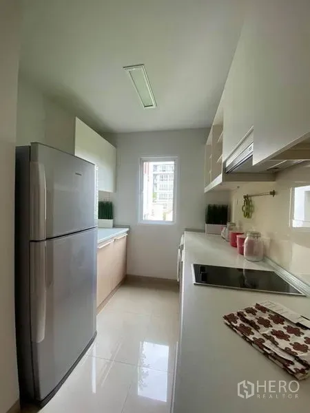 คอนโด ให้เช่าหรือขายในPhra Khanong, Bangkok - ครัวแกลลอรีทันสมัย มีหน้าต่าง ตู้สีขาว เตาไฟฟ้าและตู้เย็น