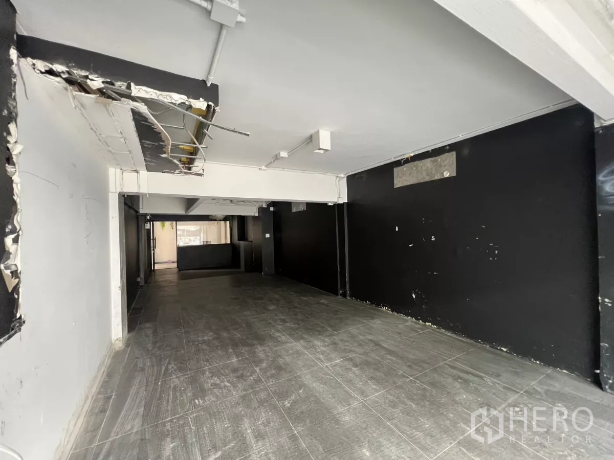 零售空间 出租在Watthana, Bangkok - 局部翻新零售区，白色天花与开阔布局。