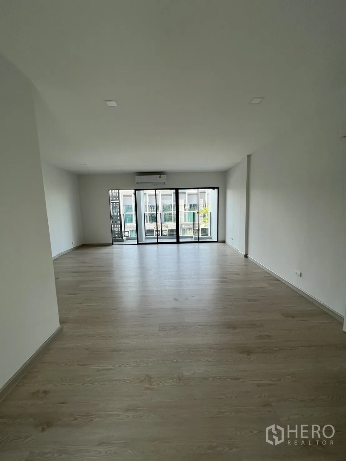 สำนักงานที่บ้าน ให้เช่าในBang Phli, Samut Prakan - ห้องเอนกประสงค์ขนาดใหญ่ ประตูกระจกเปิดสู่ระเบียง พร้อมแอร์