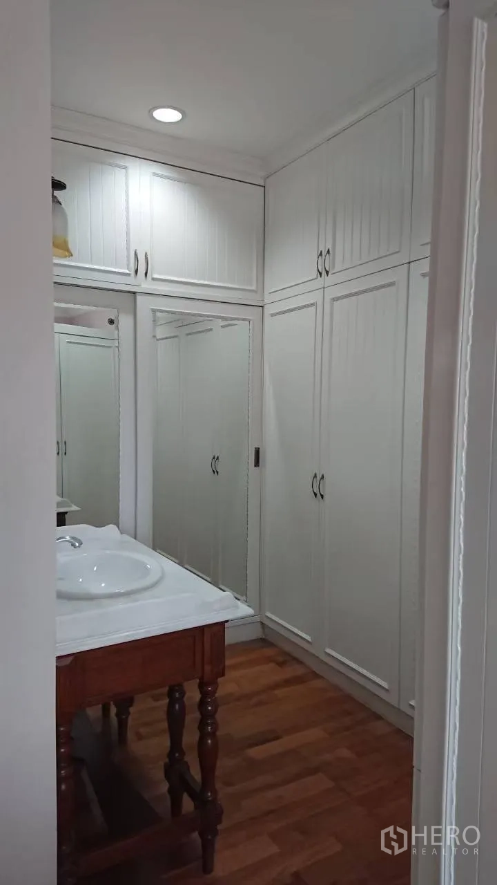 บ้าน ให้เช่าในMueang Samut Prakan, Samut Prakan - ห้องแต่งตัว ตู้บิวท์อินสีขาว บานกระจก และอ่างล้างหน้าพร้อมโต๊ะวาง