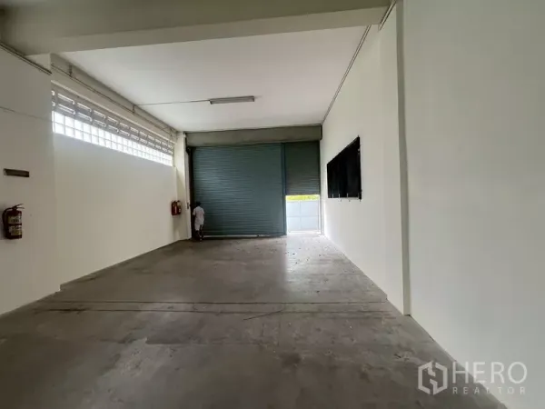 คลังสินค้า ให้เช่าในPhra Khanong, Bangkok - พื้นที่โกดังโล่ง เพดานสูง ไฟแถบ และประตูม้วนขนาดใหญ่