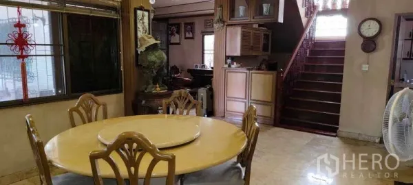 บ้าน ขายในPhra Khanong, Bangkok - มุมรับประทานอาหาร โต๊ะกลมไม้ เก้าอี้ และทางขึ้นบันได