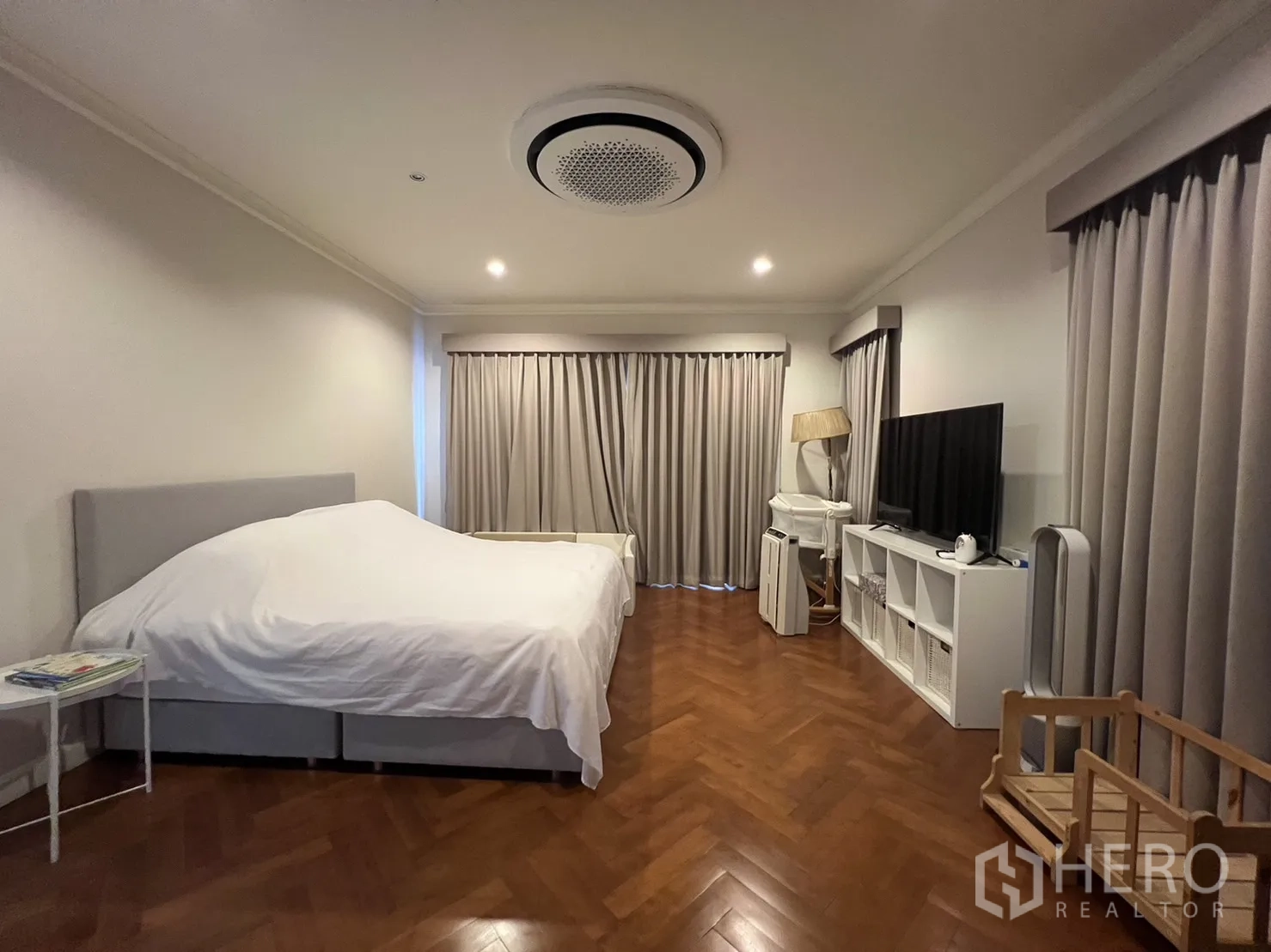 Detached House for rent in Suan Luang, Bangkok - Spacious master bedroom with king bed and full-height curtains.