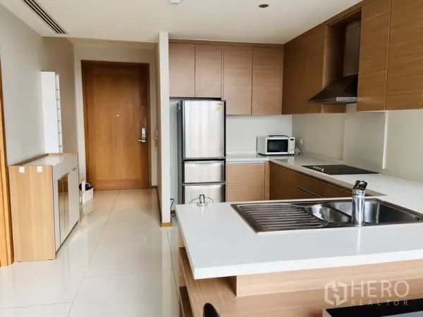 คอนโด ให้เช่าในKhlong Toei, Bangkok - ครัวรูปตัวแอลพร้อมไอส์แลนด์ ตู้เย็นสแตนเลส และตู้บิวท์อินดีไซน์โมเดิร์น