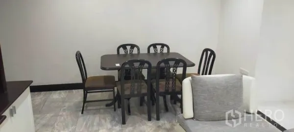 คอนโด ให้เช่าในWatthana, Bangkok - ชุดโต๊ะทานอาหาร 6 ที่นั่งในมุมห้องรับแขก