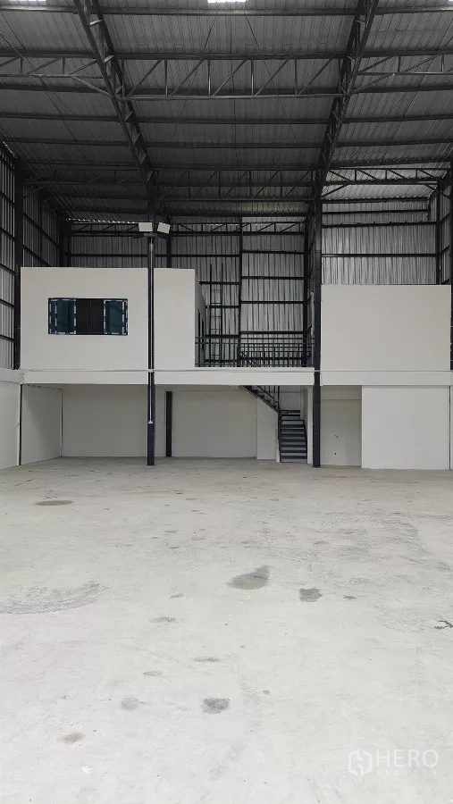 货栈 出租在Khlong Toei, Bangkok - 室内全景，夹层办公室与开放地面空间。