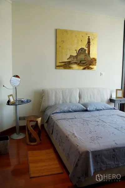 公寓 出租在Bang Rak, Bangkok - 温馨卧室，软包床头上方挂有艺术画作，木地板。