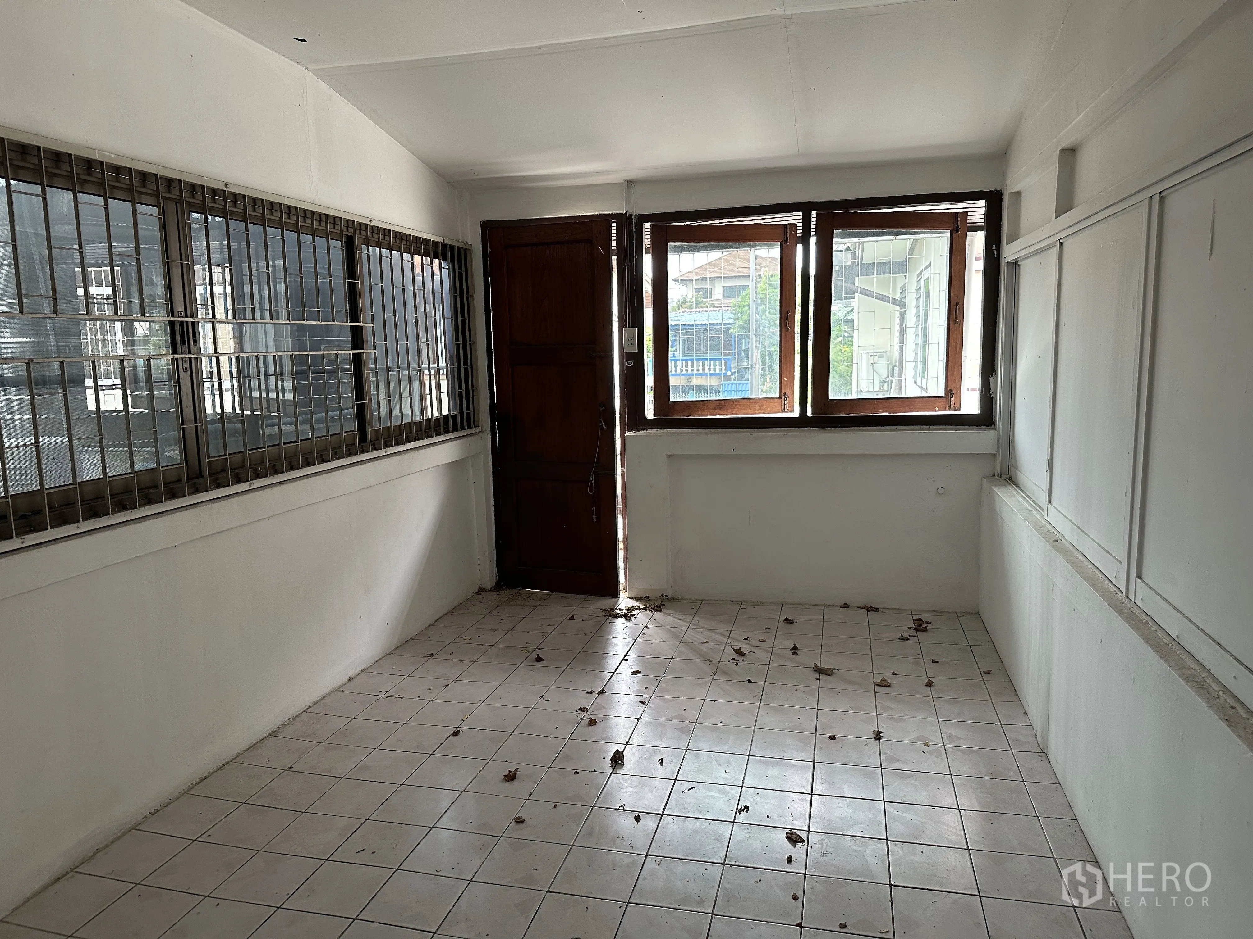 โฮมออฟฟิศ for rent in Suan Luang, Bangkok - โถงปิดล้อมด้วยหน้าต่างเหล็กดัดและประตูไม้