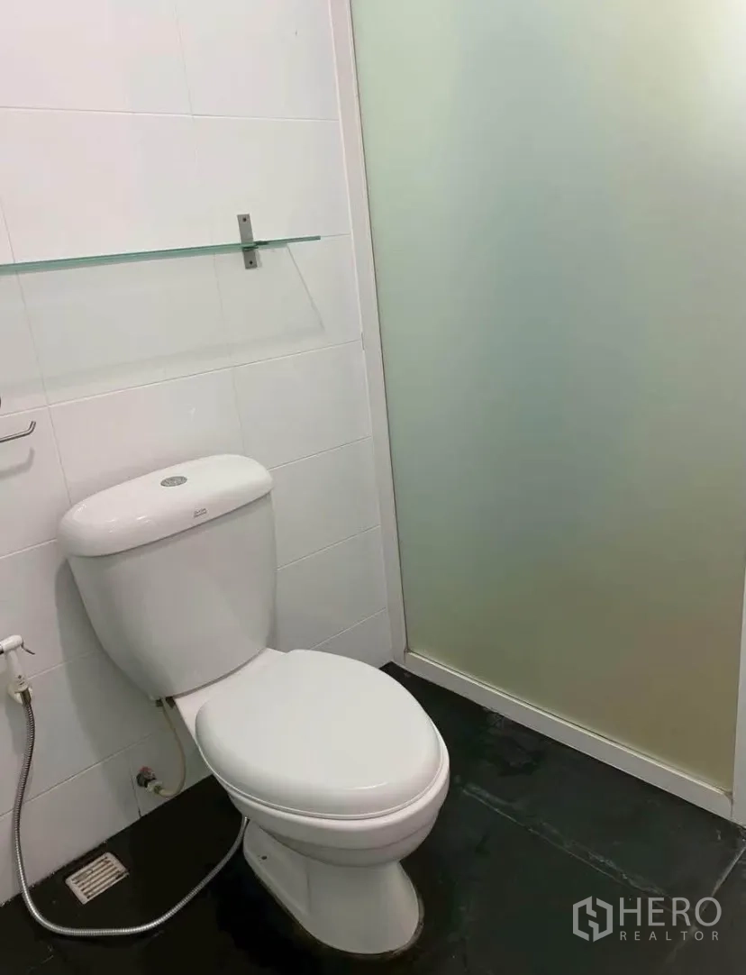 联排别墅 for rent in Phra Khanong, Bangkok - 卫生间配磨砂玻璃淋浴门和喷枪。